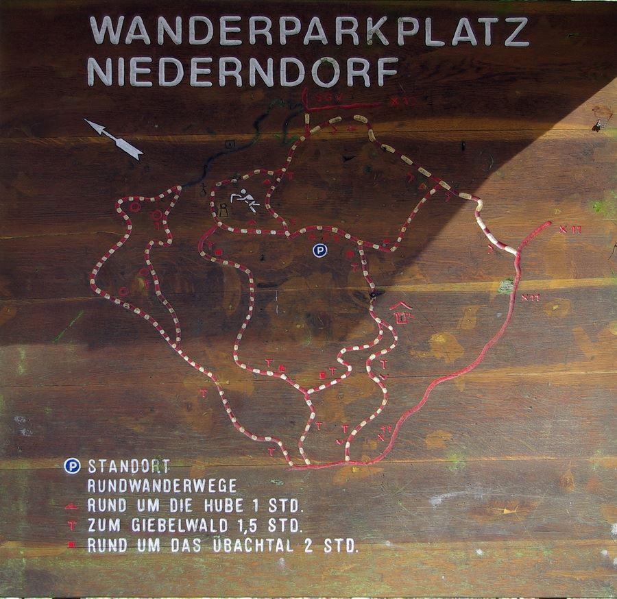 Wanderschild am Wanderparkplatz an der Grillhütte